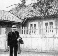 Oskar Braaten utenfor sitt fødested, Sandakerveien 12