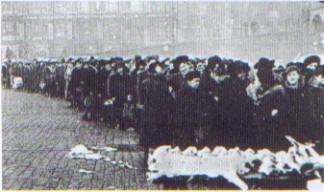 Husmødre i kø på Youngstorget høsten 1941.